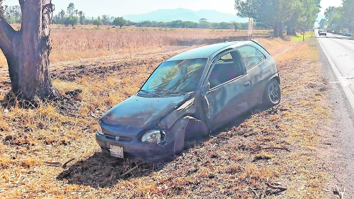 17 ABR EL AUTO QUEDÓ FUERA DE LA_CMYK